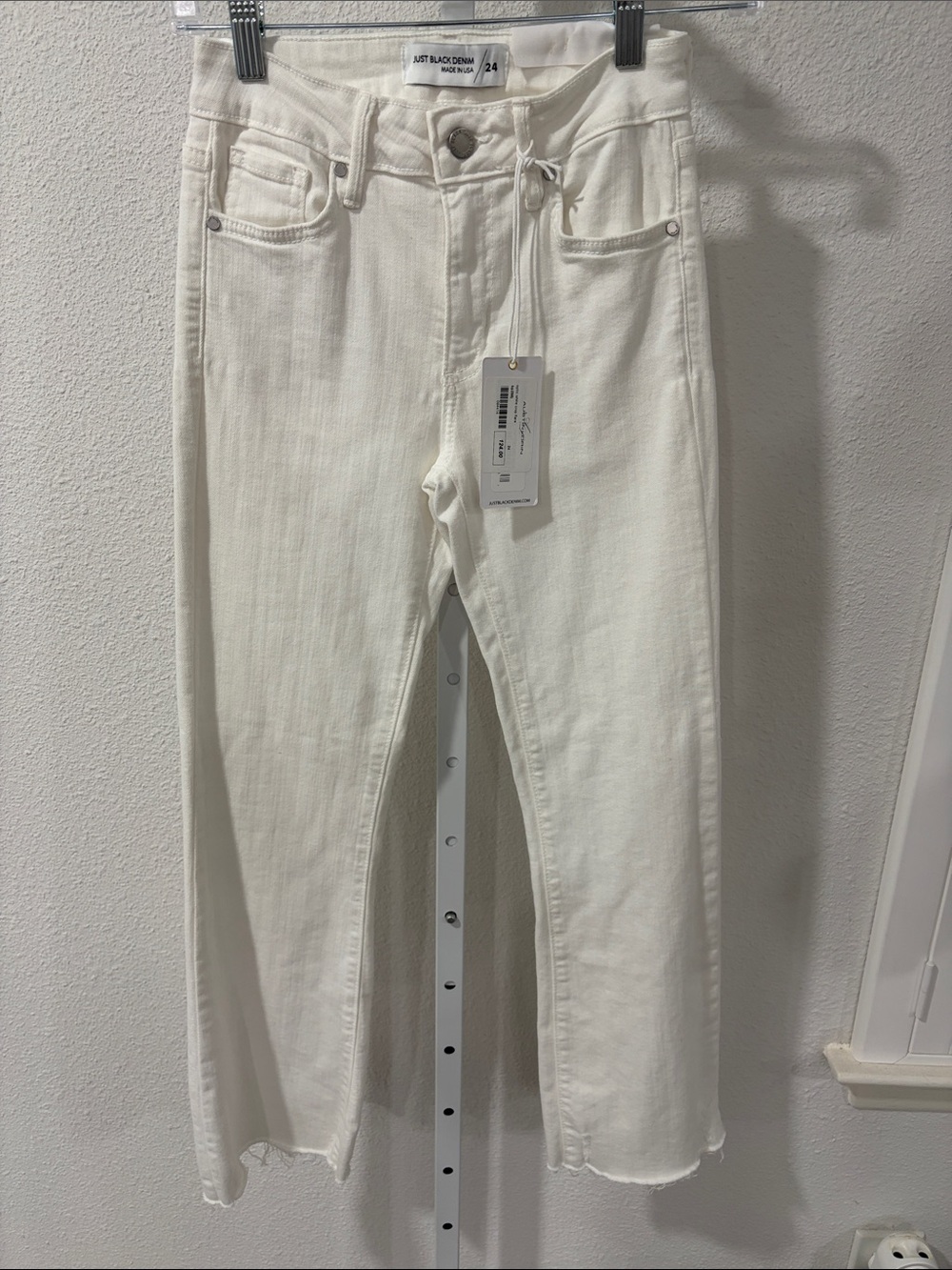 Just Black Off-White Cropped Straight-Leg Jeans
